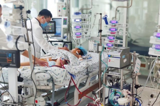 Bé gái nguy kịch sau vài ngày nôn, sốt nhẹ