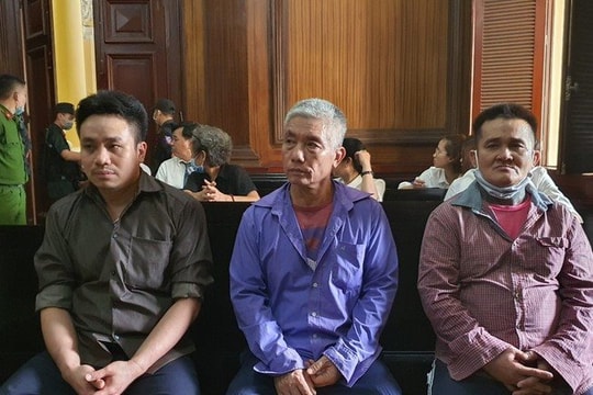 Mâu thuẫn về việc gọi nhân viên phục vụ, dùng súng bắn chết người