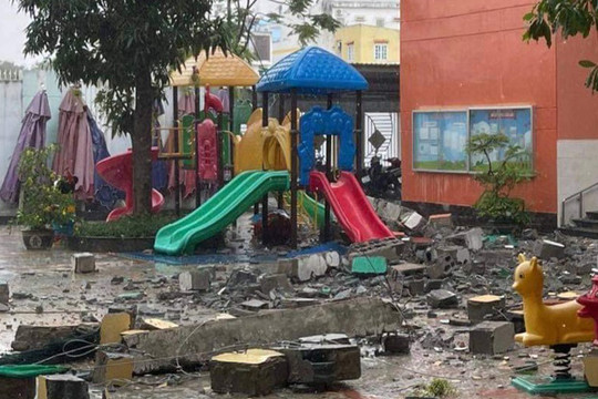 TP. HCM: Khối bê tông "khủng" đổ sụp xuống trường mầm non  