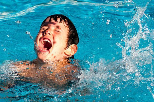 Sảy chân xuống chỗ nước dâng cao khi đang tắm, bé 8 tuổi tử vong thương tâm
