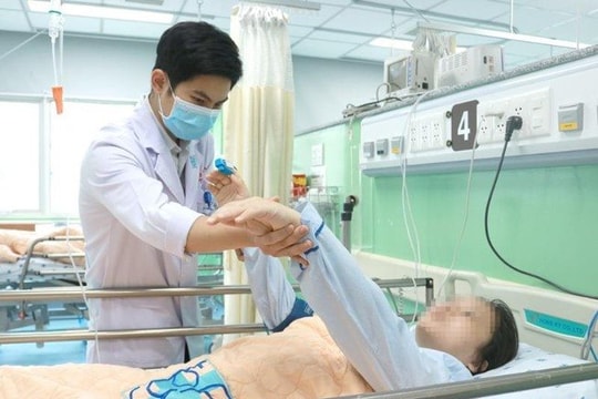 Thai phụ đột nhiên méo mặt, hôn mê
