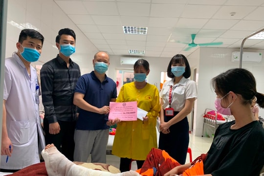 Trao tiền giúp đỡ bé gái bị tai nạn giao thông có hoàn cảnh nghèo khó