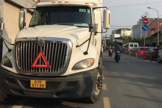Lọt dưới gầm xe container, nữ sinh viên thoát chết trong gang tấc