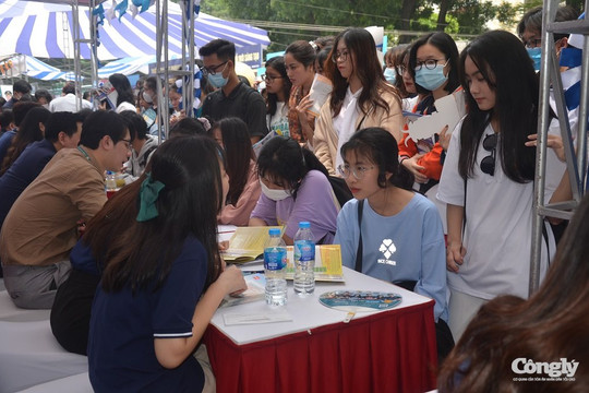 Các trường giảm chỉ tiêu tuyển sinh tốt nghiệp, thí sinh gồng mình ôn thi chứng chỉ ngoại ngữ quốc tế