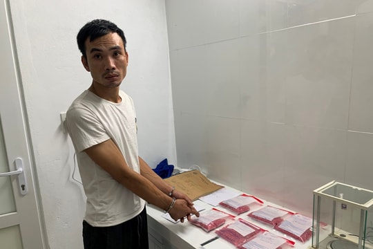Bắt quả tang hai đối tượng tàng trữ hơn 1,3kg ma túy
