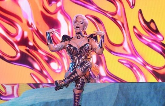 Cardi B và Megan Thee Stallion bị kiện vì biểu diễn phản cảm tại sân khấu Grammy 2021
