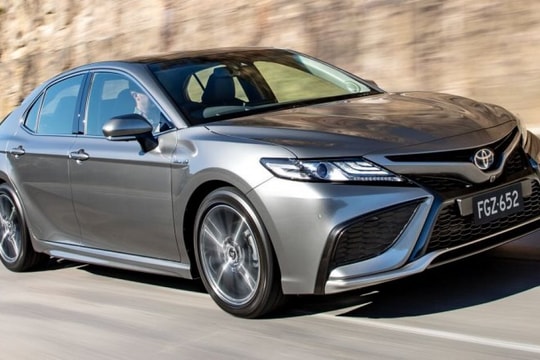 Toyota Camry 2021 bản nâng cấp chính thức ra mắt, giá từ 23.900 USD