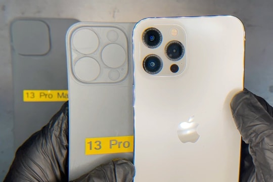 Mô hình iPhone 13 Pro Max có cụm camera lớn hơn