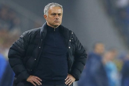 Tottenham sa thải Mourinho