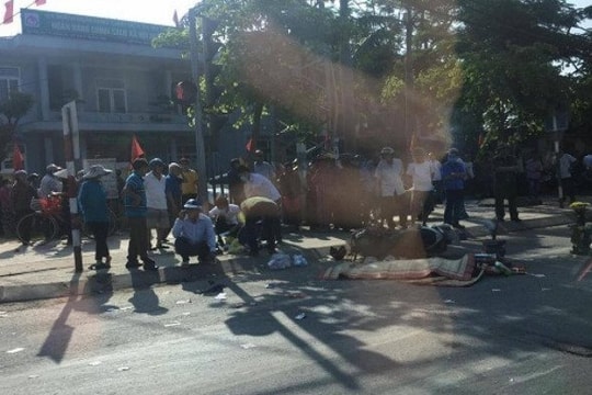 Truy tìm tài xế tông chết người đang dừng đèn đỏ rồi bỏ chạy