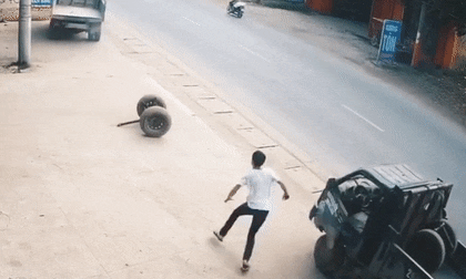 Phản xạ cực nhanh, nam thanh niên cứu người đi đường thoát hiểm trong gang tấc