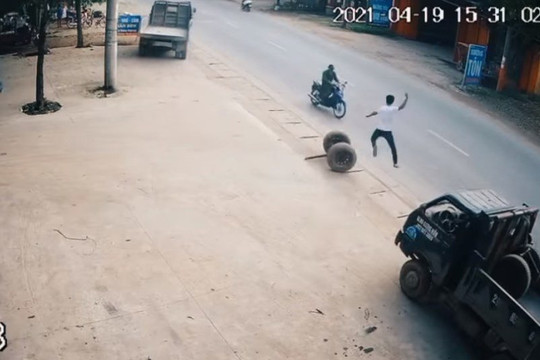 Video: Tài xế "tung cước" chặn đứng trục bánh xe ô tô lăn ra đường, cứu người đi xe máy