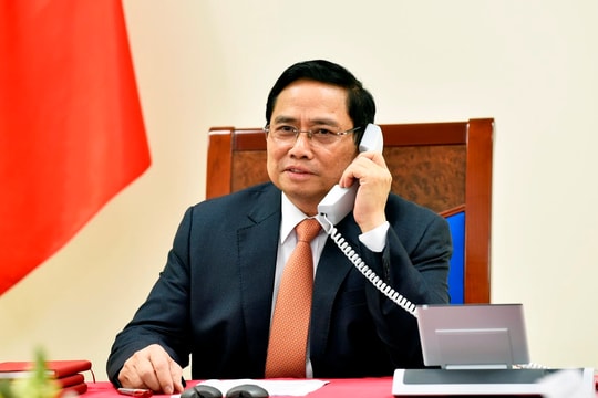 Thủ tướng Phạm Minh Chính điện đàm với Thủ tướng Singapore Lý Hiển Long
