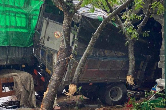 Xe container đâm liên tiếp tại QL18, 3 người thương vong