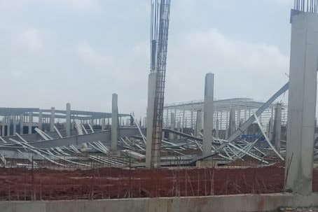 Quảng Ninh: Gió mạnh thổi sập kết cấu thép của công trình trong KCN