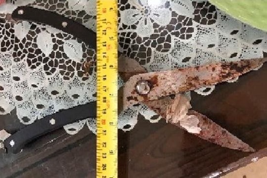 Dùng kéo đâm vợ vì mâu thuẫn tình cảm