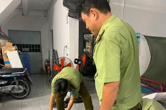 Phát hiện loạt hàng cấm, ngụy trang sau những giỏ rau xanh