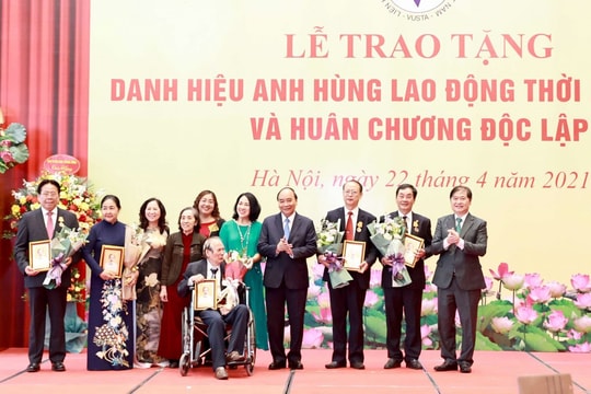 Chủ tịch nước trao danh hiệu Anh hùng Lao động và Huân chương cho các nhà khoa học