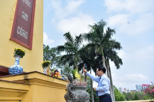 Dâng hương tưởng niệm cố Bộ trưởng Ngoại giao Nguyễn Cơ Thạch