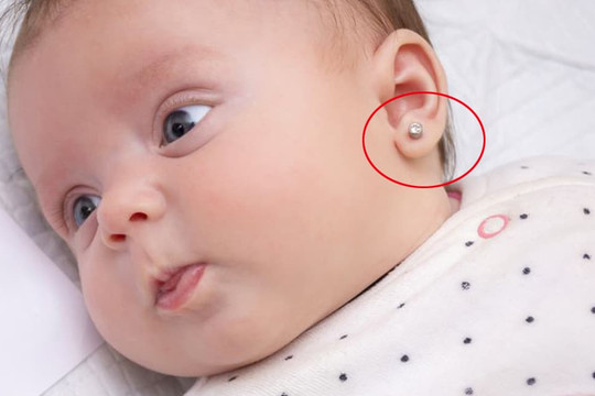 Tại sao việc xỏ lỗ tai cho trẻ, đặc biệt là bé sơ sinh không phải là ý tưởng tốt?
