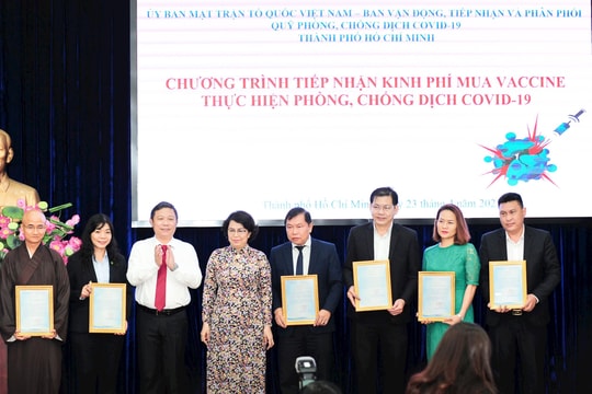 Tập đoàn Hưng Thịnh trao tặng 50 tỷ đồng kinh phí mua vắc-xin phòng ngừa Covid-19
