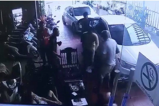 Rút dao đâm chết người vì điện thoại đi cầm bị bán