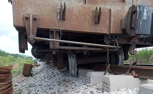 Tàu hàng trật bánh tại Bình Thuận, đường sắt Bắc - Nam tê liệt trong nhiều giờ