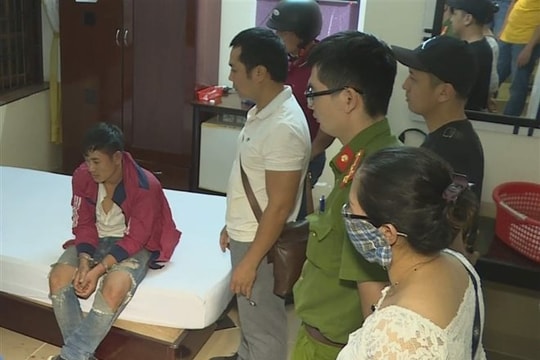Đôi nam nữ sử dụng ma tuý, dùng dao đâm công an
