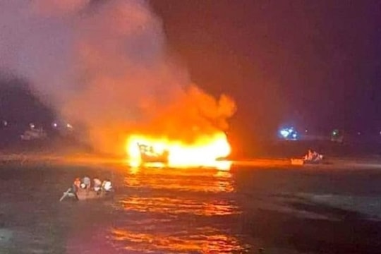 Thanh Hóa: Hai tàu cá bị cháy rụi, thiệt hại hơn 3 tỷ đồng