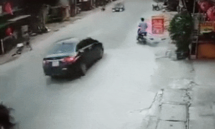 Đâm vào đuôi ô tô, 2 nữ sinh bị xe đi ngược chiều cán trúng