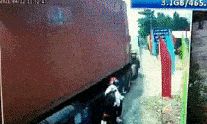Lấn làn vượt xe máy, xe container đâm sập nhà dân bên đường