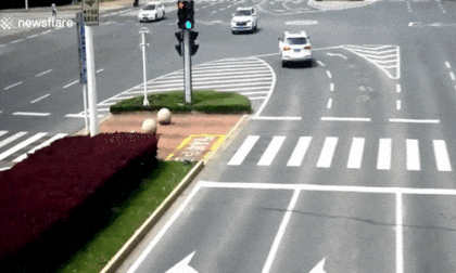 Ngủ gật, tài xế mất lái tông thẳng ô tô vào cột điện rồi lật ngửa trên đường