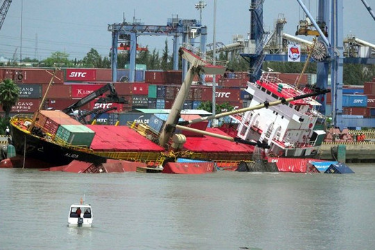 Lật tàu chở 54 container tại cảng Tân cảng Hiệp Phước