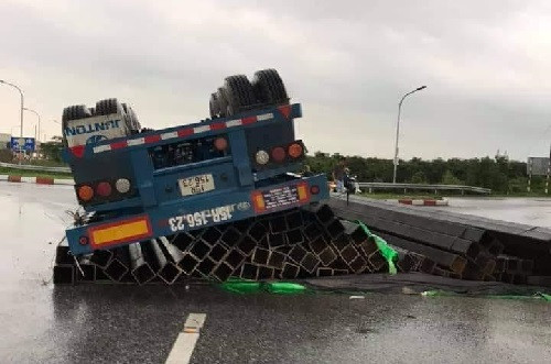 Hưng Yên: Xe đầu kéo chở sắt bị lật trên đường, tài xế may mắn thoát nạn