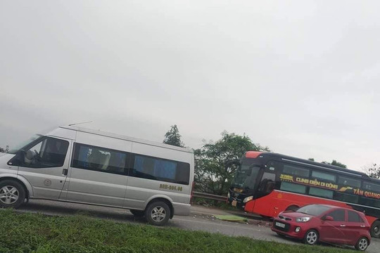 Xuống kiểm tra cốp xe, phụ xe khách bị ô tô container tông tử vong