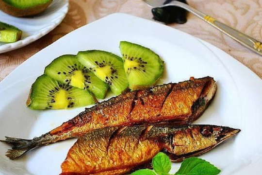 Khi chiên cá, dù bạn sử dụng nồi nào, hãy nhớ 2 điểm này là được. Chảo chống dính, cá không bị vỡ da, mềm và giòn