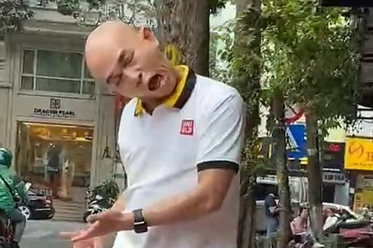 Diễn viên 'Thương nhớ ở ai' Jimmii Khánh bị 'ném đá' khi bắt chước hành động của người khuyết tật
