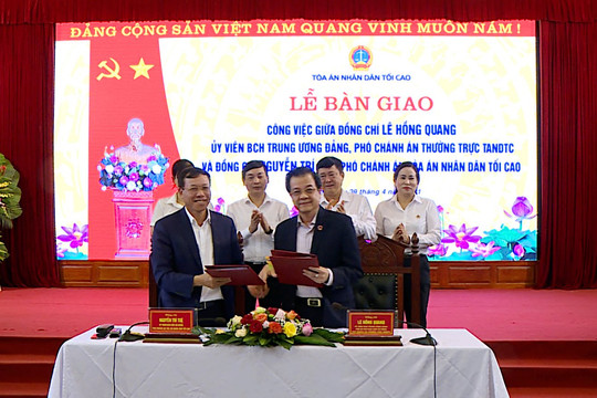 Phó Chánh án Thường trực TANDTC Lê Hồng Quang bàn giao công việc để nhận nhiệm vụ mới