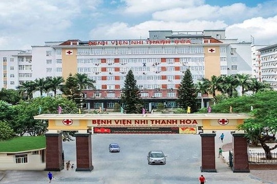 Dùng dao thái đồ ăn cắt dây rốn khiến bé bị uốn ván
