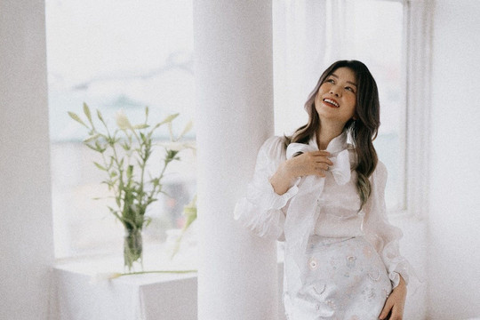 NTMT Văn Thị Minh Phương khoe vẻ đẹp tinh khôi bên hoa loa kèn