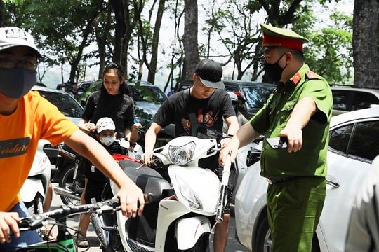 Hoàn Kiếm xử phạt 38 trường hợp không đeo khẩu trang nơi công cộng