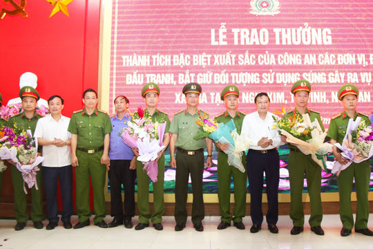 Trao thưởng cho lực lượng bắt giữ thành công đối tượng bắn 2 người tử vong
