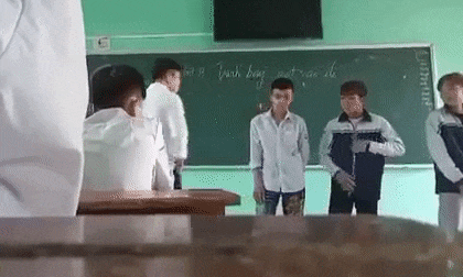 Phẫn nộ: Thầy giáo tát tới tấp, đá thẳng vào ngực học sinh vì các em nhuộm tóc, mặc quần bò