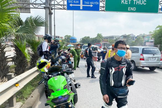 Đoàn 9 mô tô phân khối lớn chạy tốc độ cao trên cao tốc Hà Nội – Thái Nguyên