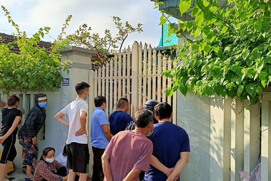  Con trai nghi ngáo đá dùng dao cắt cổ mẹ ruột tử vong