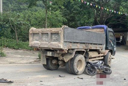 Va chạm với xe tải nam thanh niên tử vong