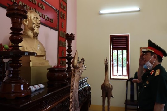 Phó Chánh án TANDTC Dương Văn Thăng dâng hương tại đền thờ Bác Hồ
