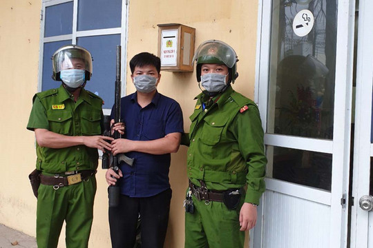 Hòa Bình: Bắt giữ người đàn ông đi xe mô tô mang theo súng