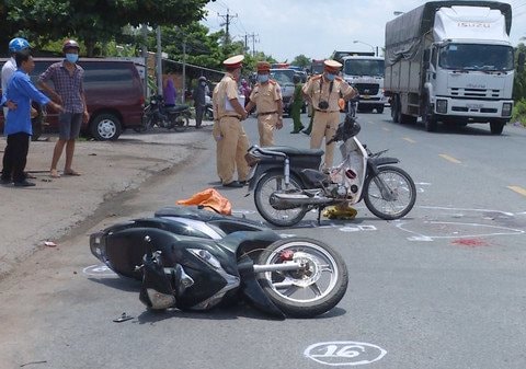 Ngã xuống đường sau va chạm, người đàn ông bị xe buýt cán tử vong