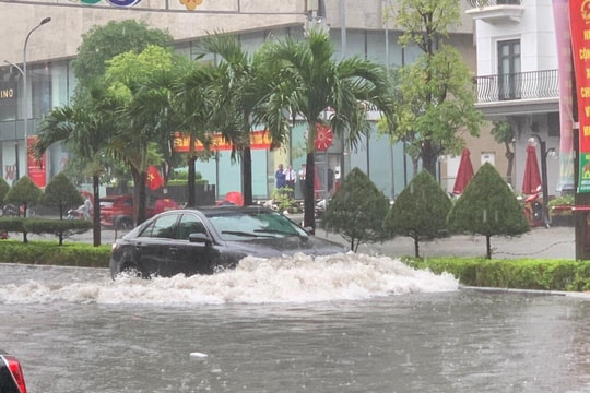 Mưa lớn ở Thanh Hóa, nhiều tuyến đường chìm trong biển nước